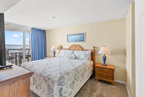 King bed in Main Bedroom