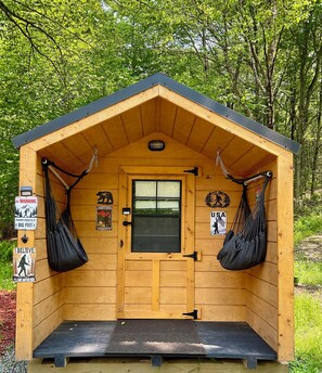 Tiny house adventure sleeps 2 people comfortably 4  a getaway in Roscoe $ less