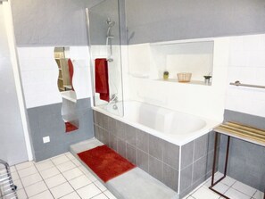 Bath tub