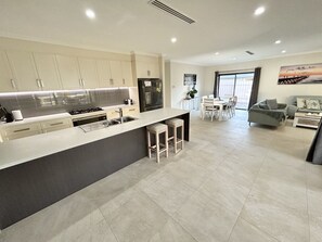 Kitchen & Dining