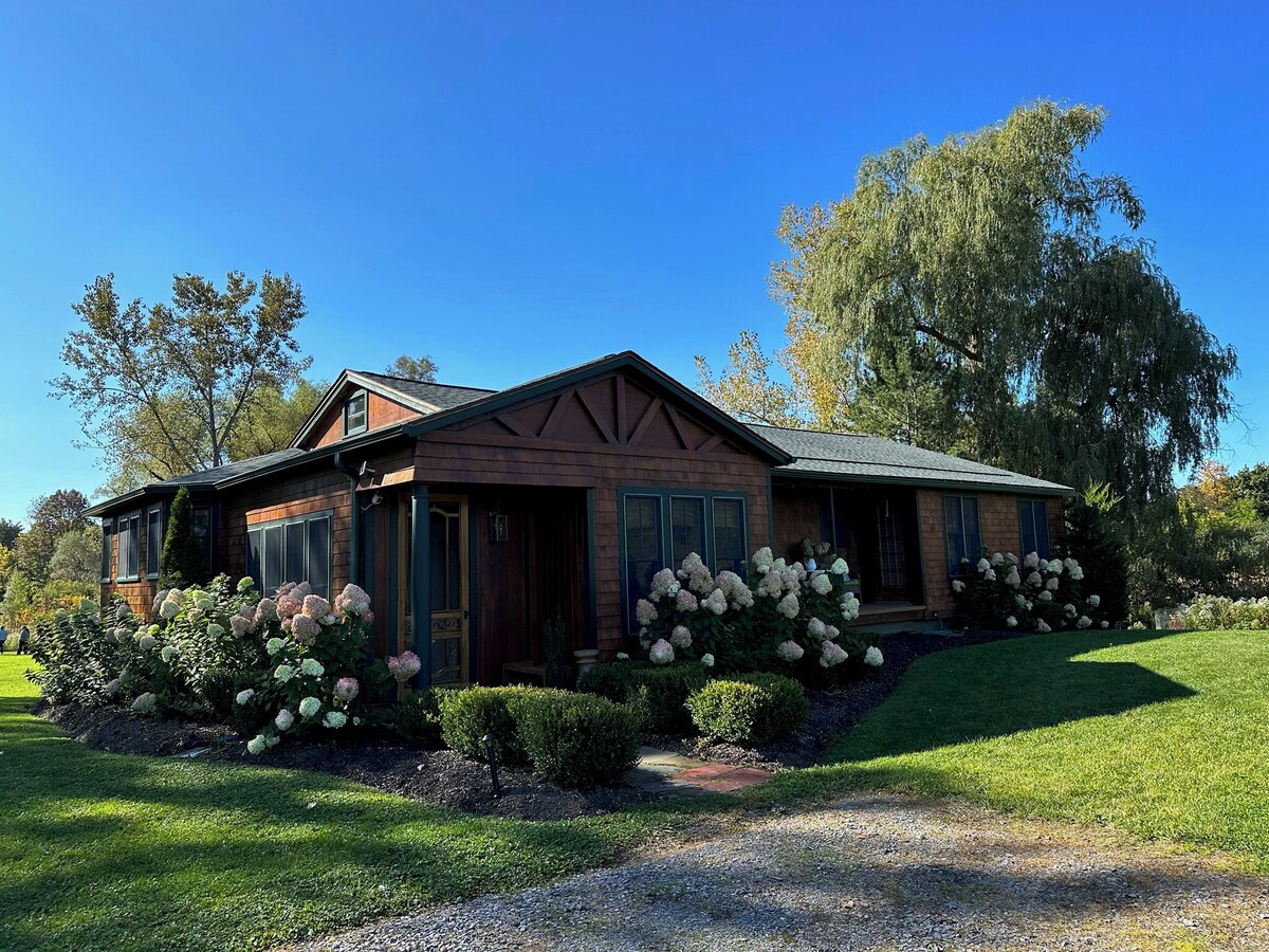 Cozy Bungalow Retreat: 4BR, Deck, Media Room, 2 Miles from Skaneateles Village