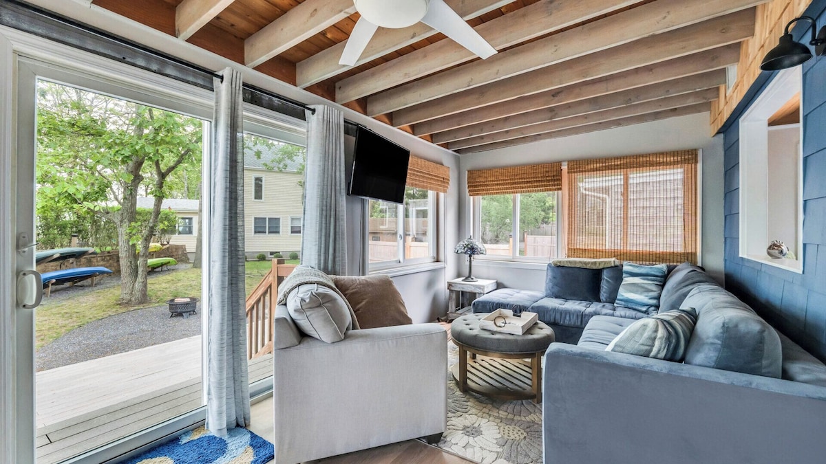 Cozy Hampton Bays Beach Cottage one Block from the Beach, Perfect for Couples