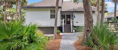 Front of the house w/paver pathway