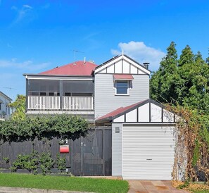 This double-storey home is located within a 15-minute stroll of cafes, restaurants and all the action of Suncorp Stadium. 
