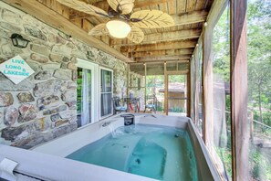 Screened Porch | Private Hot Tub | 5 Mi to the Mid-America Science Museum
