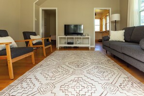 Livingroom with 40" TV and Netflix (2)
