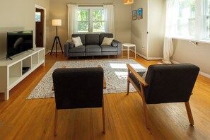Livingroom with 40" TV and Netflix (4)