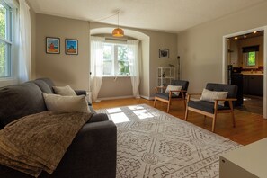 Livingroom with 40" TV and Netflix (3)
