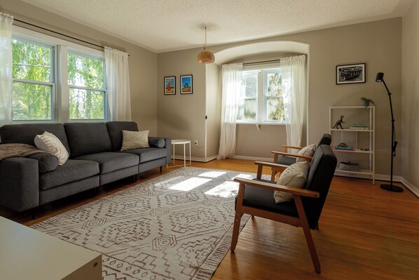Livingroom with 40" TV and Netflix (1)