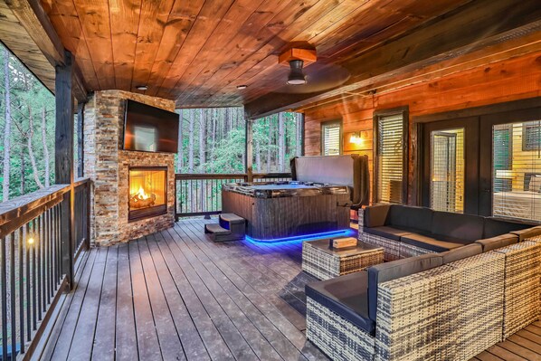 Broken Bow Vacation Rental | 2BR | 2BA | 1,240 Sq Ft | 2 Steps Required