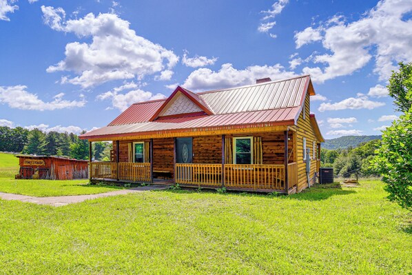 Piney Creek Vacation Rental | 1BR | 2BA | 1,350 Sq Ft | 1 Step to Enter