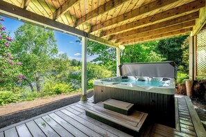 Outdoor spa tub