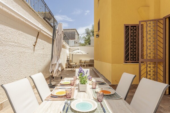 Outdoor dining