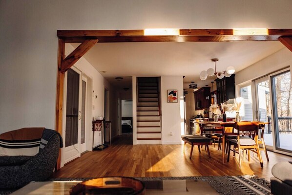 Huge window in the living room makes sunset light flow in to the space so beautifully 