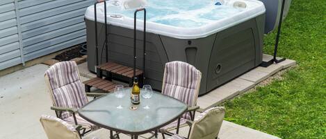 5 person hot tub with outside patio furniture