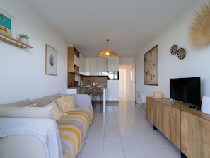 Cadre, Meubles, Cabinetry, Éclairage, Bois, Design Intérieur, Table, Architecture, Plante D'Appartement, Salon