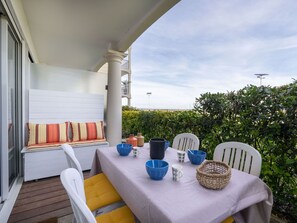 Table, Propriété, Meubles, Nuage, Ciel, Plante, Bleu Azur, Bâtiment, Chaise, Ombre