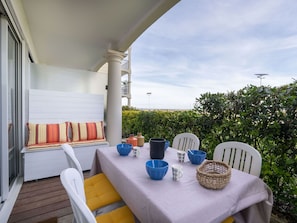 Table, Propriété, Meubles, Nuage, Ciel, Plante, Bleu Azur, Bâtiment, Chaise, Ombre