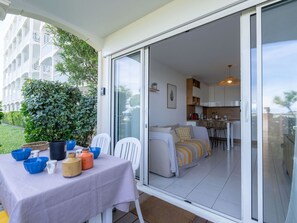 Table, Meubles, Plante, Propriété, Bâtiment, Chaise, Fenêtre, Design Intérieur, Bois, Porte