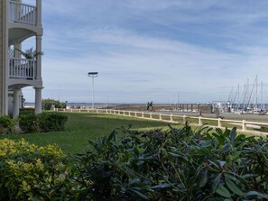 Nuage, Ciel, Plante, Éclairage Public, Lot Terre, Bâtiment, Herbe, Arbre, Paysage, Zone Rurale