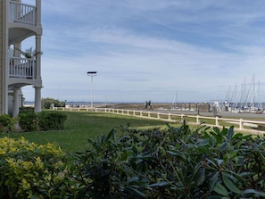 Nuage, Ciel, Plante, Éclairage Public, Lot Terre, Bâtiment, Herbe, Arbre, Paysage, Zone Rurale