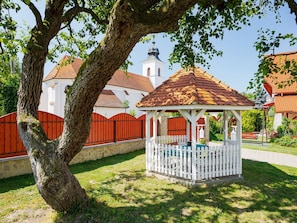 House, Roof, Garden, Yard, Lawn, Landscaping, Hacienda, Driveway, Backyard, Villa