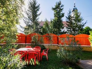 Pflanze, Eigentum, Pflanzengemeinschaft, Himmel, Tabelle, Baum, Tisch Im Freien, Natürliche Landschaft, Gartenmöbel, Vegetation