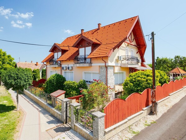 Building, Residential Area, House, Home, Facade, Neighbourhood, Architecture, Roof, Town, Human Settlement