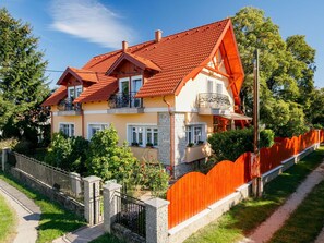 Himmel, Pflanze, Gebäude, Fenster, Natur, Grün, Baum, Haus, Wolke, Grundstueck