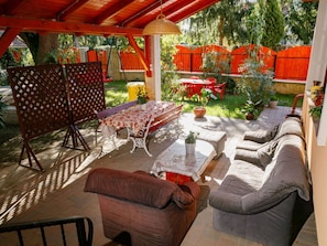 Möbel, Pflanze, Tabelle, Couch, Gartenmöbel, Gebäude, Schatten, Interior Design, Wohnzimmer, Holz