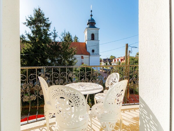 Himmel, Eigentum, Gebäude, Turm, Stuhl, Gartenmöbel, Fenster, Pflanze, Baum, Urban Design