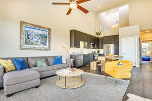 Living Room | 1st Floor | Smart TV | Fireplace | Central Heating | Free WiFi