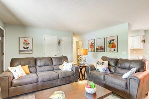 Living Room | Free WiFi | Electric Fireplace