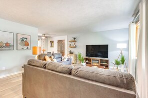 Living Room | Sleeper Sofa | Central A/C | Smart TV