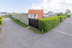 Stugans exteriör [sommar]