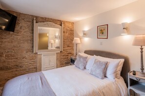 Archway Cottage Master Bedroom - StayCotswold