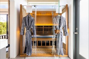 "Jackie’s place was similar to staying at a private resort!
It was clean. nicely decorated extremely comfortable. it has many amenities. we loved the swim machine and relaxing in the hot tub and sauna!!"