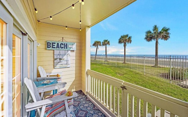 FRONT ROW!  Hear the waves, feel the Gulf Breeze. Surfin Safari is a gorgeous 2-bedroom 2-bathroom condo with a stunning view of the Gulf of Mexico!