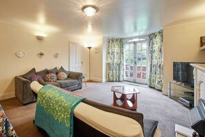 The Den, Whitby - Host & Stay