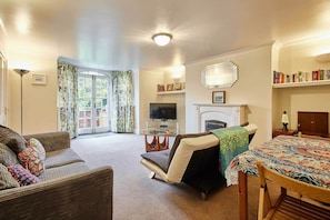 The Den, Whitby - Host & Stay