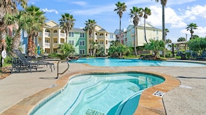 Hot tub and pool- perfect all year round!