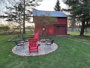 Newly installed large firepit. Firewood, extra chairs provided!