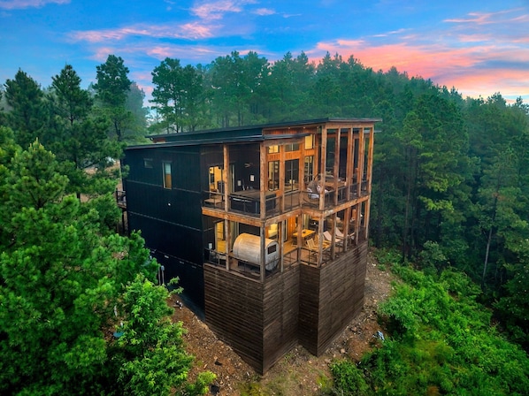 OAKLEYS OVERLOOK is an incredible mountain top cabin in Broken Bow with the best views of the Kiamichi Mountains