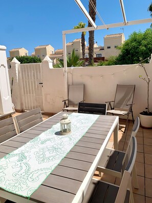 Patio con mesa de comedor exterior.