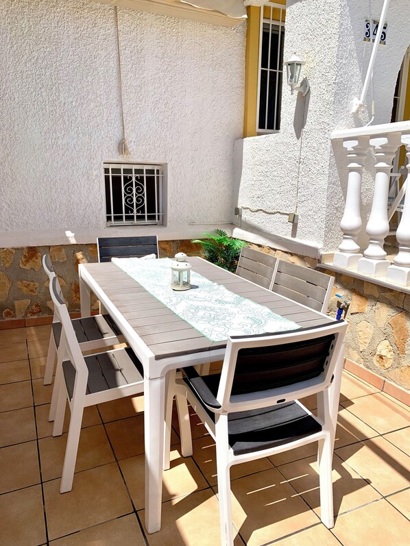 Patio con mesa de comedor exterior.
