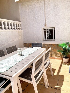 Patio con mesa de comedor exterior.