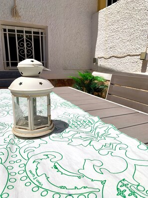 Patio con mesa de comedor exterior.