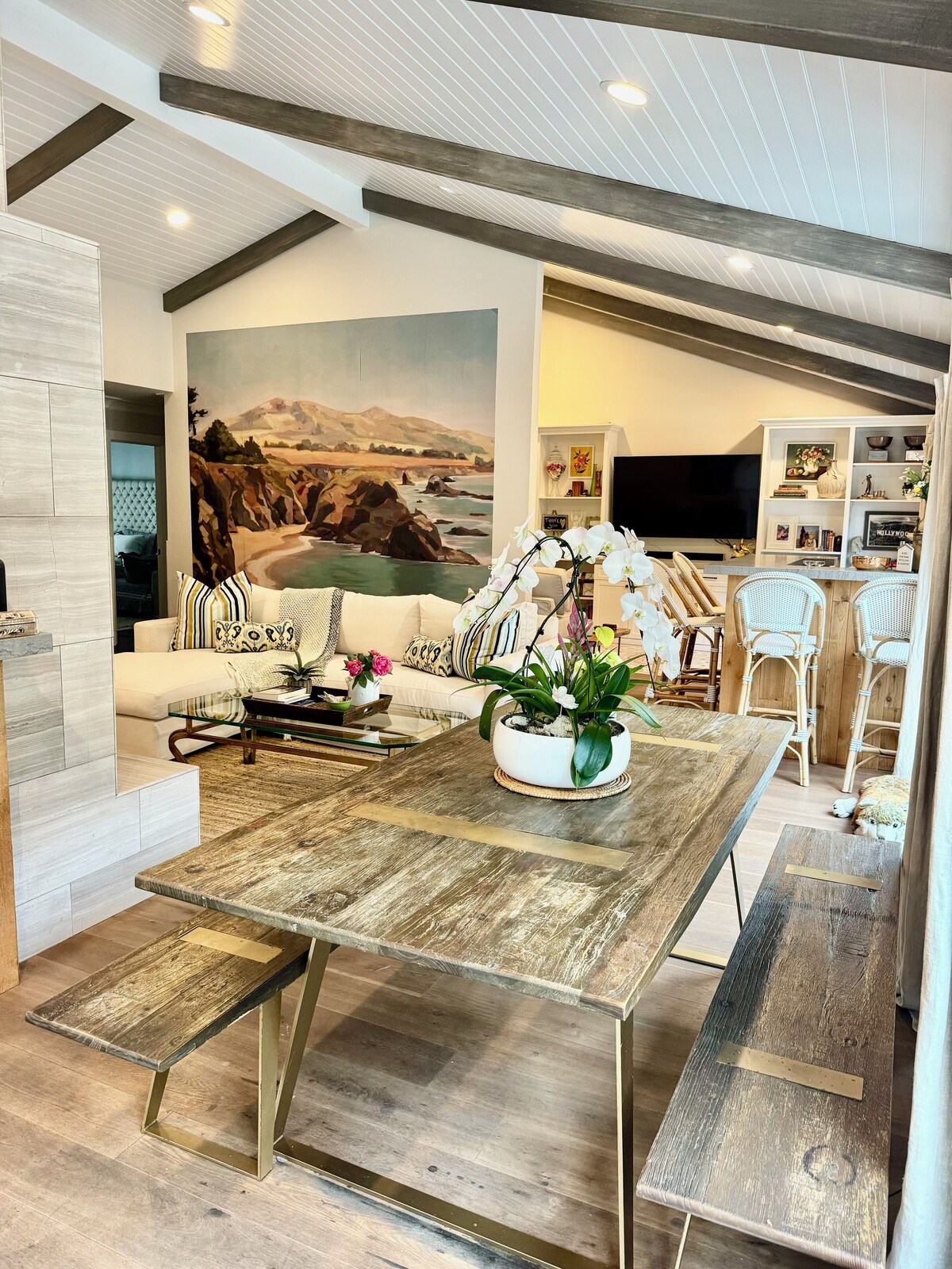 RARE ONE OF A KIND BUNGALOW THAT FEELS LIKE HOME. NESTLED UPPER BUTTERFLY BEACH!