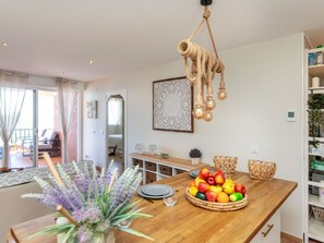 Table, Propriété, Aliments, Comptoir, Cabinetry, Cuisine, Bois, Vaisselle, Design Intérieur, Fleur