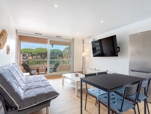 Tabelle, Möbel, Eigentum, Pflanze, Holz, Interior Design, Flooring, Fussboden, Gebäude, Wohnzimmer